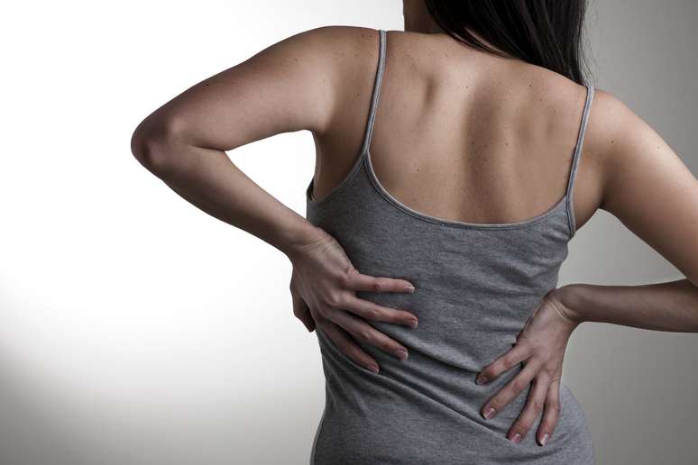 Um terço dos jovens sofre de dores nas costas, segundo pesquisa