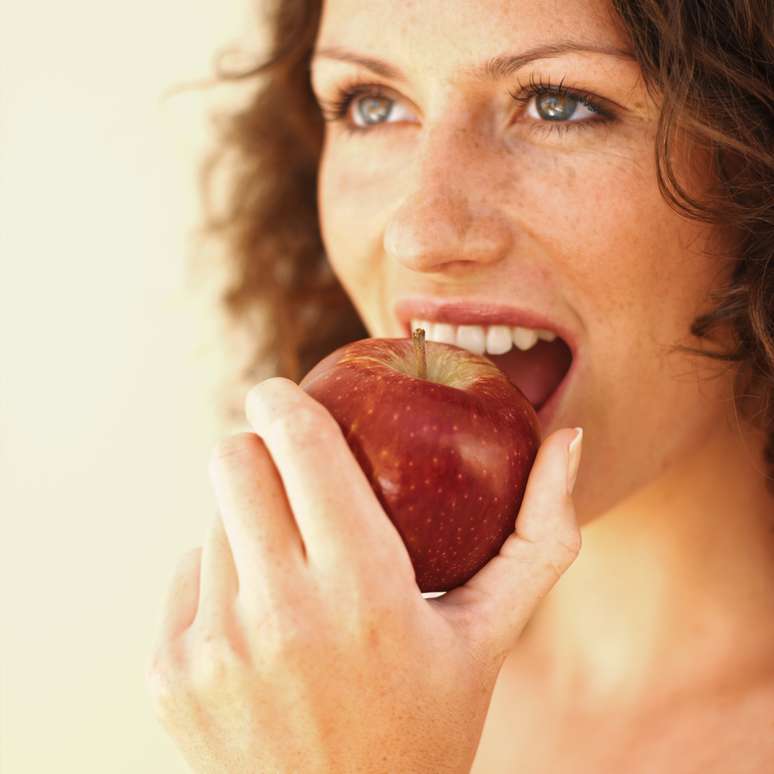 Comer duas maças por dia protege o coração e diminui o colesterol