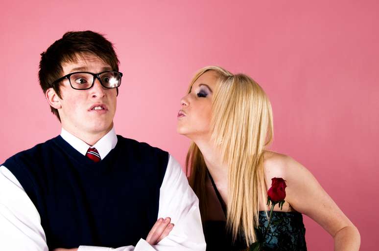 Menos chance de traição: estudos mostraram que os homens intelectuais  ou nerds  são menos propensos a enganar as mulheres e mais sensíveis e respeitosos quando estão num relacionamento sério