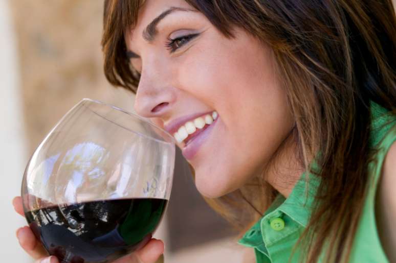 O consumo diário de 15 g a 30 g de álcool, o que corresponde a até dois cálices de vinho, estaria relacionado a efeitos positivos
