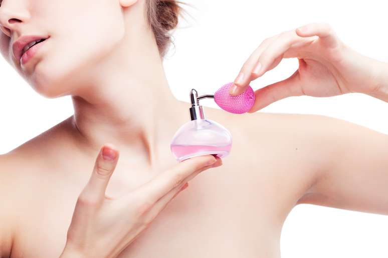 Absorção e duração das fragrâncias dos mais variados perfumes são determinadas pelo tipo de pele cada um
