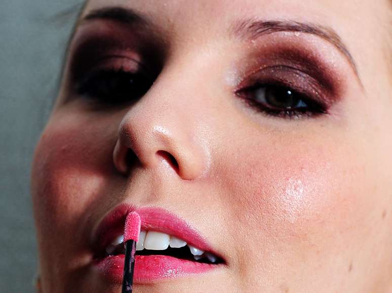 Regis lembra às mulheres que é importante delimitar bem o contorno do lábio, para que o gloss não escorra nas laterais 