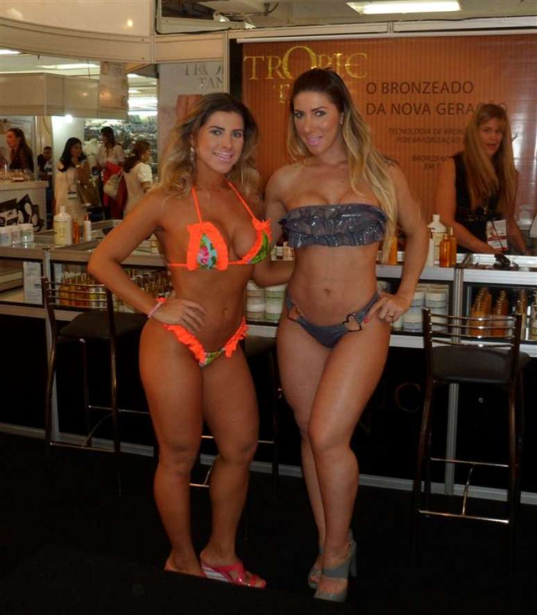 Ana Paula e Tatiane Minerato exibiram suas marquinhas de biquíni durante participação especial na 20ª Exposição Internacional da Beleza Estétika