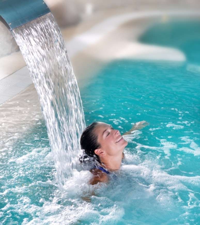 O prazer da piscina pode ir muito além de nadar. Equipamentos como cascatas e lâmpadas de LED dão novas opções de lazer e de beleza