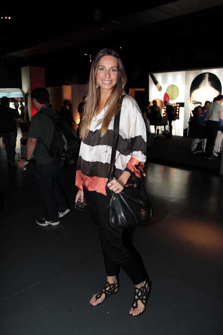 Mariana Weickert prestigiou o segundo dia de Nails Fashion Week