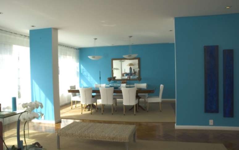 A cor azul &eacute; associada ao bem-estar e &agrave; tranquilidade. Al&eacute;m disso, ajuda a esfriar o ambiente e funciona muito bem em lugares quentes. A designer de interiores Neza Cesar, por exemplo, n&atilde;o teve d&uacute;vidas em abusar da cor nesse apartamento no Leblon, no Rio de Janeiro. Informa&ccedil;&otilde;es: (11) 3571-2023