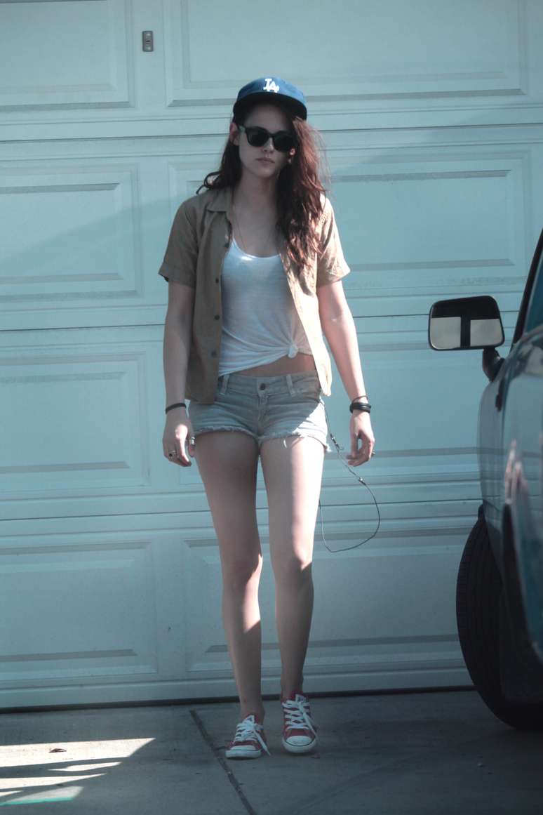 Mas de acordo com a opini&atilde;o da personal stylist Daniela Amado, at&eacute; ser um hit da esta&ccedil;&atilde;o, as mulheres usavam bon&eacute;s na praia, campo e para praticar esportes, apenas como um acess&oacute;rio para prote&ccedil;&atilde;o. "Mas agora o bon&eacute; tem outra fun&ccedil;&atilde;o, chamar aten&ccedil;&atilde;o para o rosto e roupa de quem usa", destacou. Kristen Stewart apareceu com um look bem casual em Los Angeles