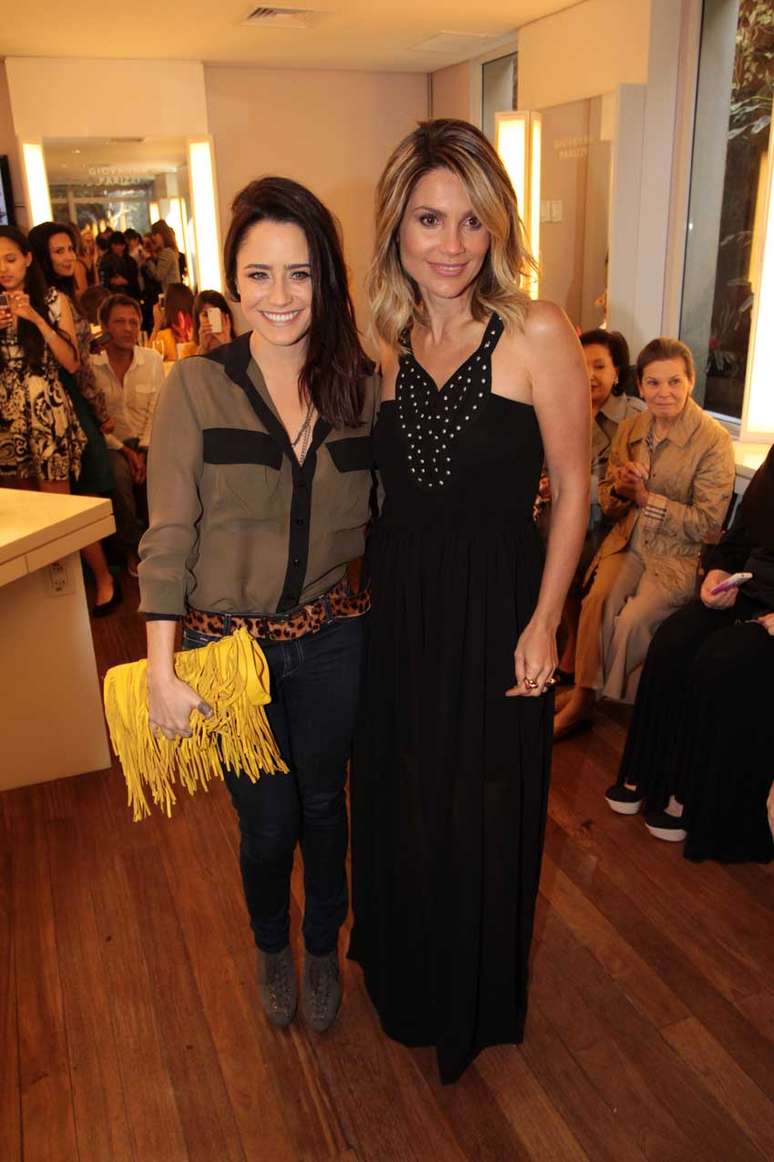 Fernanda Vasconellos e Flávia Alessandra conferiram coleção apresentada pela estilista Giovanna Parizzi