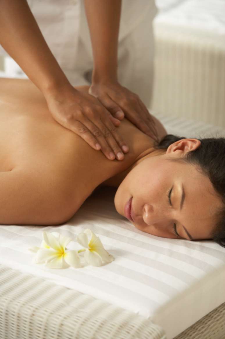 A massagem relaxa os músculos tensos, reduz a dor e melhora a circulação, detalhes que podem fazer maravilhas para a mente