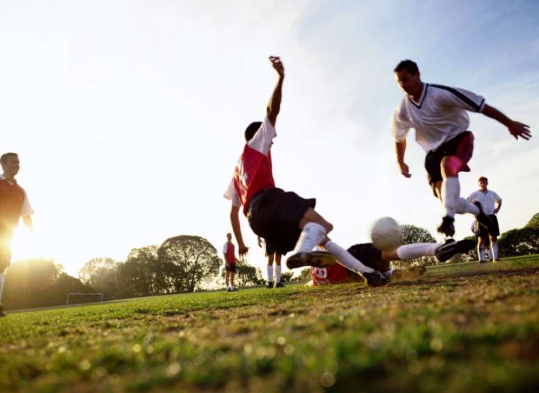 O futebol é boa opção para as pessoas que gostam de esportes de contato. Interação entre os jogadores também é uma das características da prática