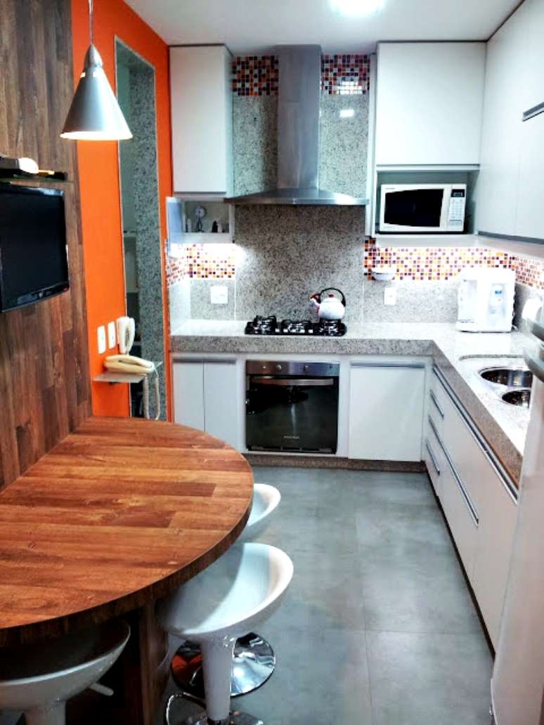 Ao reformar a cozinha, a arquiteta Regina Segura criou um espaço ideal para fazer comida e para um bate-papo entre amigos