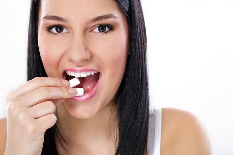 A goma de mascar mostra cada vez mais benefícios para a saúde bucal, como o auxílio na higienização dos dentes.