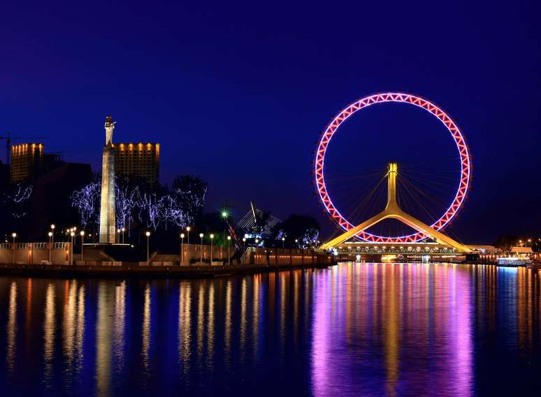 Tianjin Eye - Também localizada na China esta roda-gigante fica na ponte Yongle, em Tianjin e é conhecida por sua estrutura em forma de Y invertido. A noite ela recebe uma iluminação de cores fluorescentes. Com 48 cabines que comportam até oito passageiros cada, ela fornece vista para as melhores atrações da cidade, incluindo a rua Gu Wenhua Jie e a Praça Jinwan