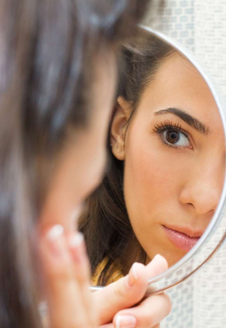 Mulheres que são alimentadas com a pressão constante de boa aparência estão adotando uma nova tendência, o 'jejum de espelho'
