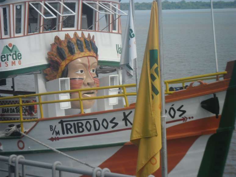 A excursão Furos e Igarapés é realizada a bordo do barco Tribo dos Kayapós, em Belém, no Pará