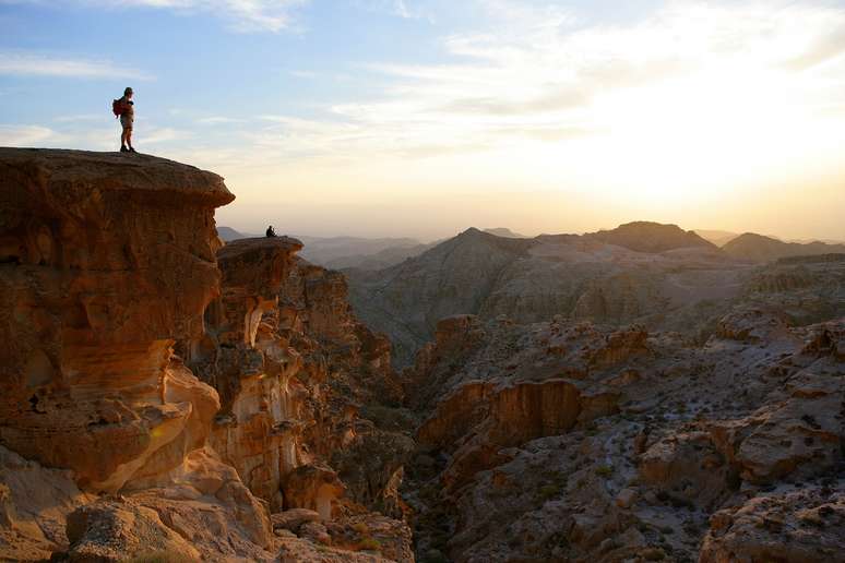 Área Protegida de Wadi Rum tem paisagens desérticas e belezas naturais como cânions, cavernas e formações geológicas