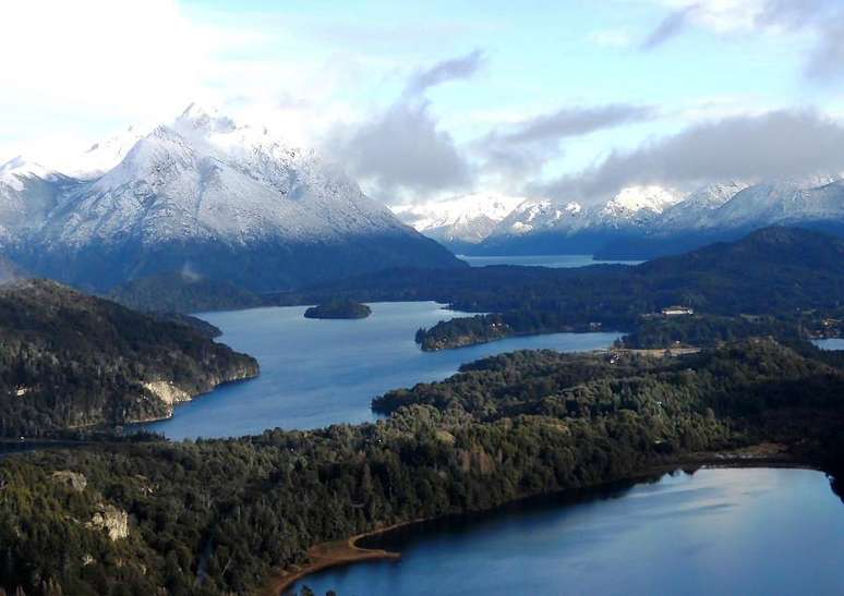 As mudanças de estação alteram também o cenário de Bariloche, conhecida pela neve, mas muito bela também no verão