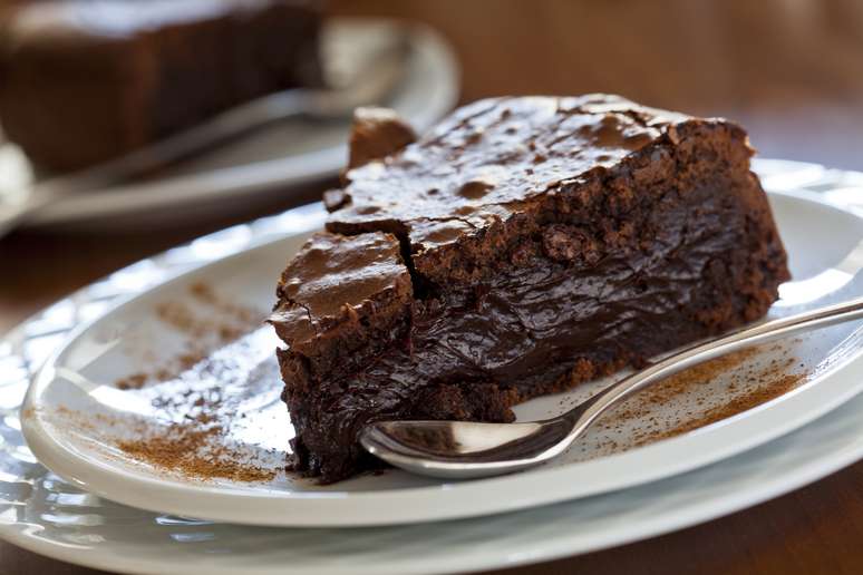 Bolo de chocolate (1 fatia): 193 calorias (versão normal)/ 143 calorias (versão com adoçante)