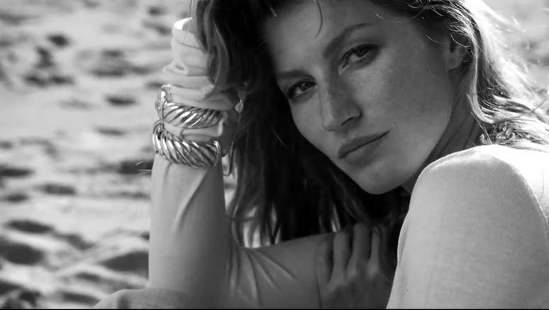 As imagens em preto e branco destacam a beleza natural da brasileira, mostrando inclusive as sardas na sua pele. Peças grandes ou a mistura de muitos acessórios aparecem nos looks