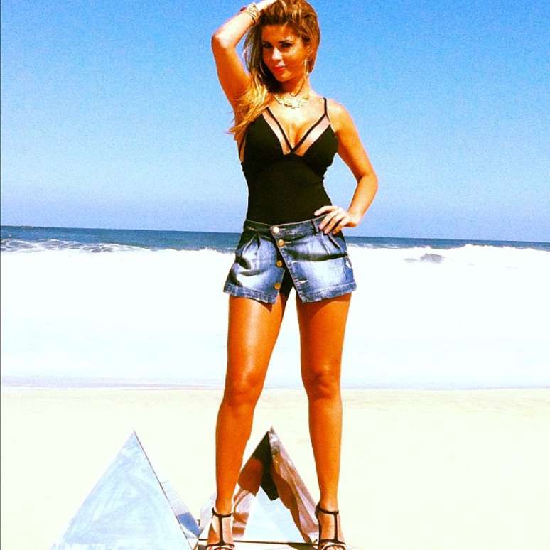 Cacau fotografou a campanha de verão da marca Via Sete Jeans no Rio de Janeiro. Com um short curto e um mega decote, ela mostrou suas curvas