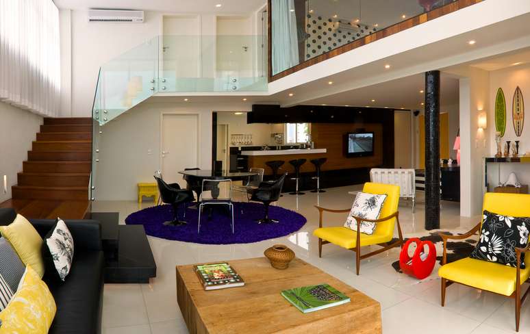 Os clientes queriam que a casa de praia tivesse um ar moderno, no qual o preto estivesse presente. Para quebrar a monotonia e a seriedade associadas &agrave; cor, a arquiteta Andrea Murao resolveu usar o amarelo em v&aacute;rias pe&ccedil;as do mobili&aacute;rio, al&eacute;m de buscar diversas padronagens para o preto-e-branco. Informa&ccedil;&otilde;es: (12) 3624-5278