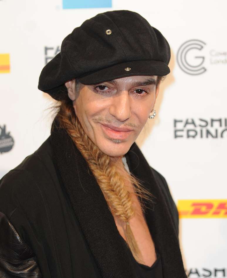 O estilista John Galliano foi diretor de criação da grife Christian Dior