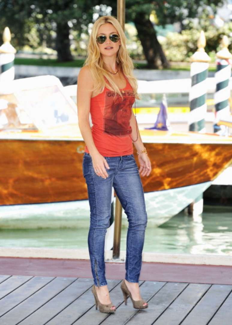 Kate Hudson caminha por Veneza com jeans justo e com zíper na barra, modelo em alta no momento, mas adequado apenas para mulheres muito magras e de pernas finas, como a atriz. E ainda é bom contar com a ajuda de saltos para alongar a silhueta.
