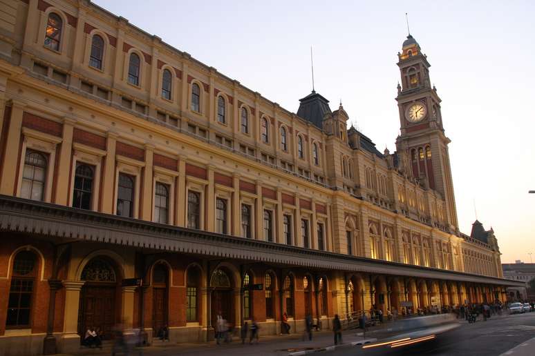 Apesar de não fazerem parte de um sistema de transporte muito usado no Brasil, algumas estações de trem mantêm seu valor turístico pela beleza de sua arquitetura