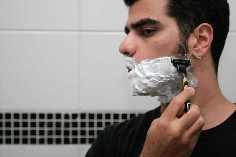 Uma barba bem feita pede não só apetrechos ideais, como também, paciência para seguir uma série de etapas que irão garantir o melhor resultado final