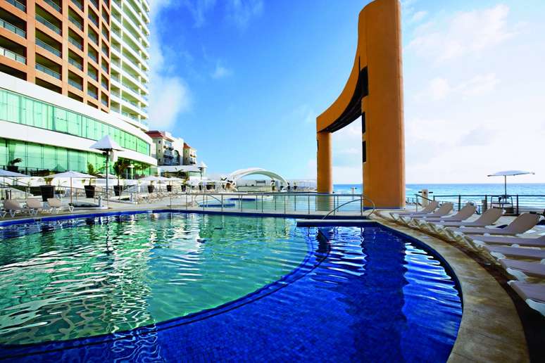 Piscina frente ao mar permite contemplar as belezas e os luxos de Cancun