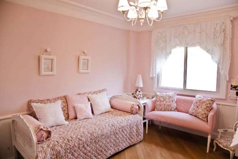 O projeto da arquiteta Maite Maiani é o típico quarto de menina, com muito rosa e rococó. Informações: (11) 3031-4400