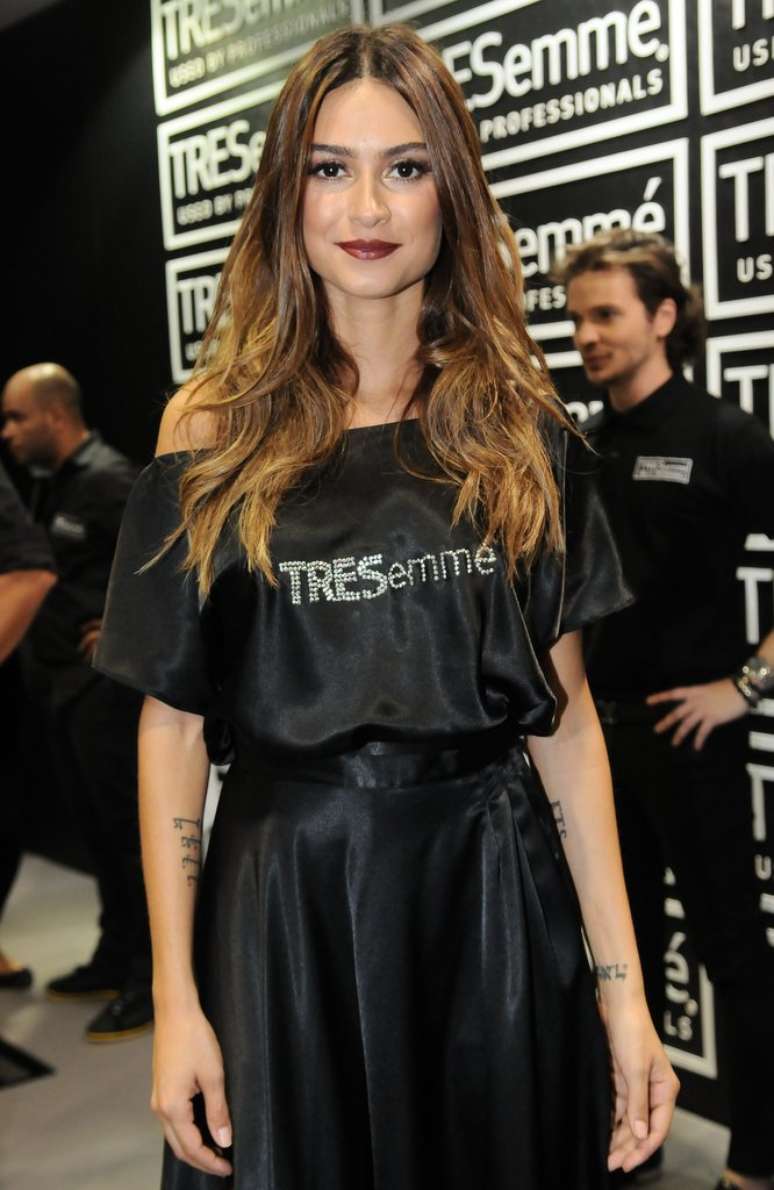 A atriz escolheu uma maquiagem marcada nos l&aacute;bios para o evento