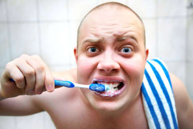 Escova dura limpa melhor Mito. Escovas com cerdas duras agridem aos dentes e a gengiva. A escova mais indicada deve ser ultramacia e com grande quantidade de cerdas, que limpam melhor sem agredir o esmalte dos dentes e a gengiva 