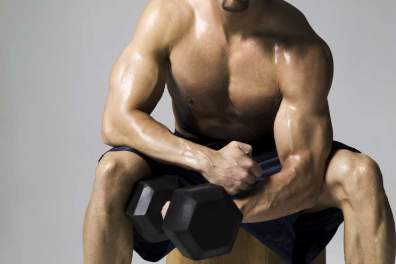 Músculos são mais pesados que gordura - Verdade. Os músculos de fato pesam mais que gordura. Tanto é assim que algumas pessoas veem os ponteiros da balança subirem mesmo quando investem na malhação. Por isso, além de ficar atento ao seu peso, olhe também para seu condicionamento físico