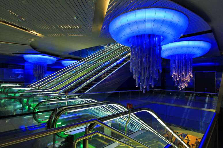 ssim como o resto do país, o metrô de Dubai esbanja luxo e ostentação