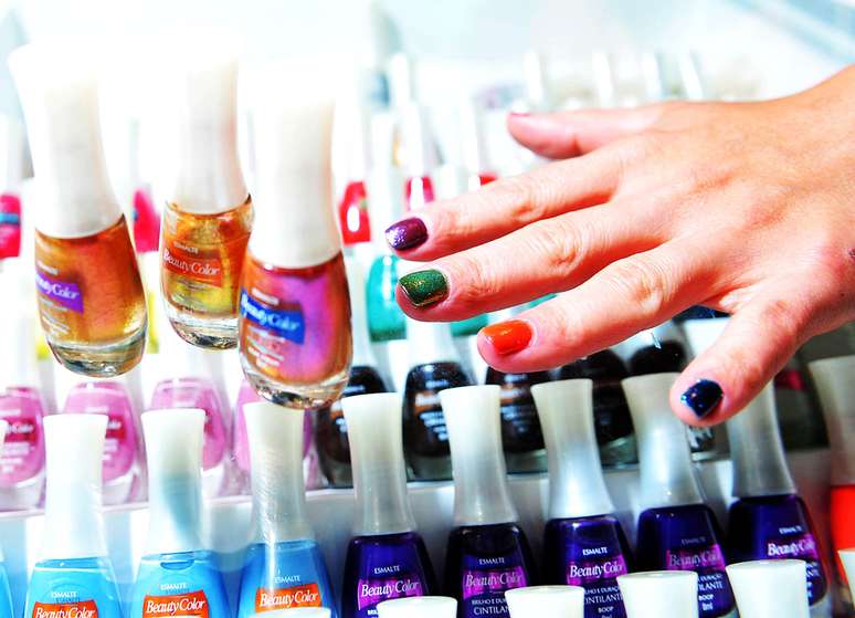 Novas cores, efeitos inusitados, texturas e produtos para nail art dominam os lançamentos de verão