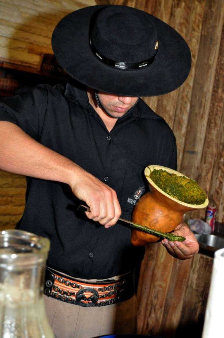 Os gaúchos mais tradicionalistas consideram uma verdadeira heresia mudar a forma de fazer churrasco ou servir chimarrão. No entanto, é possível apresentar novas e bem sucedidas receitas para esses dois clássicos. O mixologista Nelo Forti dá dicas de como fazer um chimarrão alcoolizado que, segundo ele, recebeu elogios no piquete montado pela Natu Nobilis no Acampamento Farroupilha de Porto Alegre