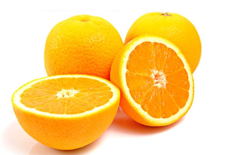 Frutas cítricas, como a laranja, são responsáveis pela ação clareadora da cútis por conta dos antioxidantes naturais encontrados na vitamina C