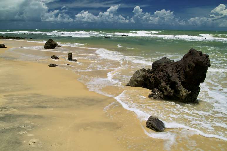 Praia da Pipa, Rio Grande do Norte: o local, que foi colonizado primeiro pelos surfistas na década de 1970, quando frequentavam a Praia do Amor, Pipa tem uma impressionante variedade de praias, apoiado por falésias impressionantes e com uma área de conservação com grande população de golfinhos. Os surfistas ainda frequentam as praias para praticar windsurfe e, em Cacimbinhas, preferem o sandsurf. Para se hospedar, o The Guardian sugere a Pousada Ecovila Spa do Alma, onde foram construídas cabines de madeira no meio da floresta