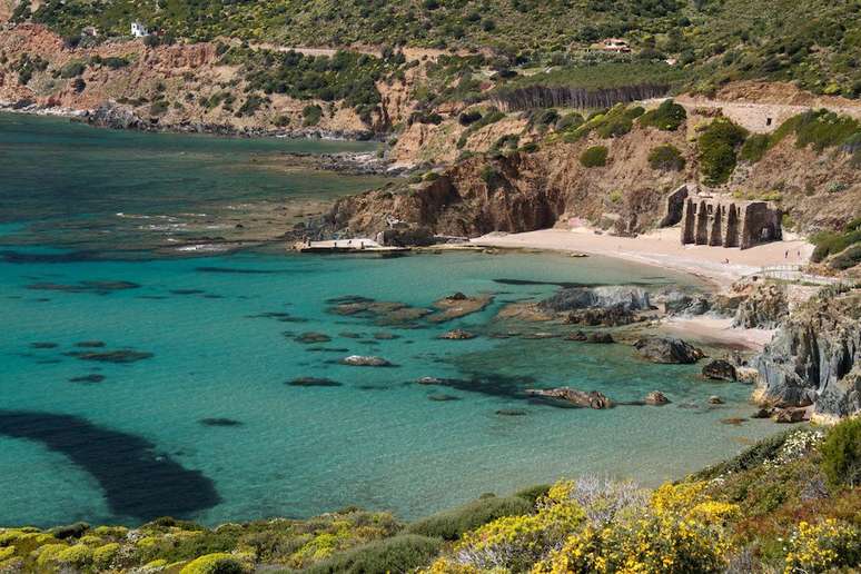 Sardenha, Itália: águas límpidas e areias brancas em belas praias encantam os visitantes na ilha italiana da Sardenha. As praias mais calmas, ideais para famílias,  encontram-se no trecho sul da ilha, conhecido como Costa del Sud