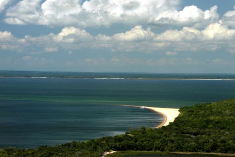 A praia Alter do Chão, no Pará, foi selecionada pelo jornal inglês The Guardian como uma das melhores praias do País