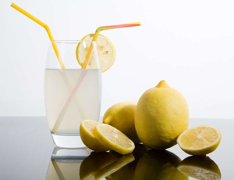 Além das propriedades emagrecedoras, o limão ajuda a baixar o colesterol, a desintoxicar e alcalinizar o sangue e ativa o sistema imunológico