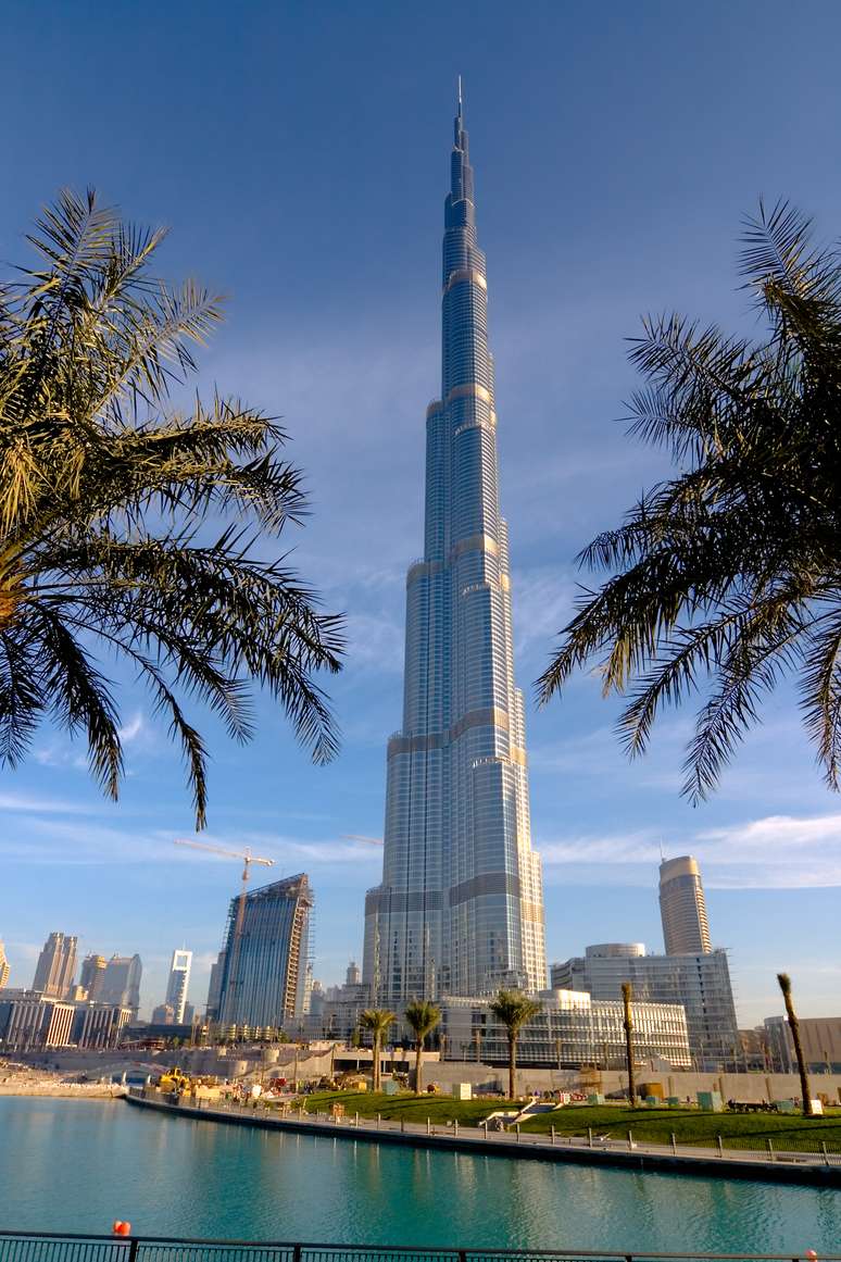 Maior prédio, Burj Khalifa, Dubai, Emirados Árabes Unidos: segundo o jornal The Huffington Post, o prédio tem um design agressivo e parece que vai furar o céu como uma arma de cristal. Alguns dos ocupantes da Torre estão divididos entre os 160 quartos do Hotel Armani e 144 residências Armani, que foram vendidas por US$ 3.500 o metro quadrado. Apesar do título atual, a construção pode perder o posto quando terminará de ser construída a Kingdom Tower, em Meca, em 2016