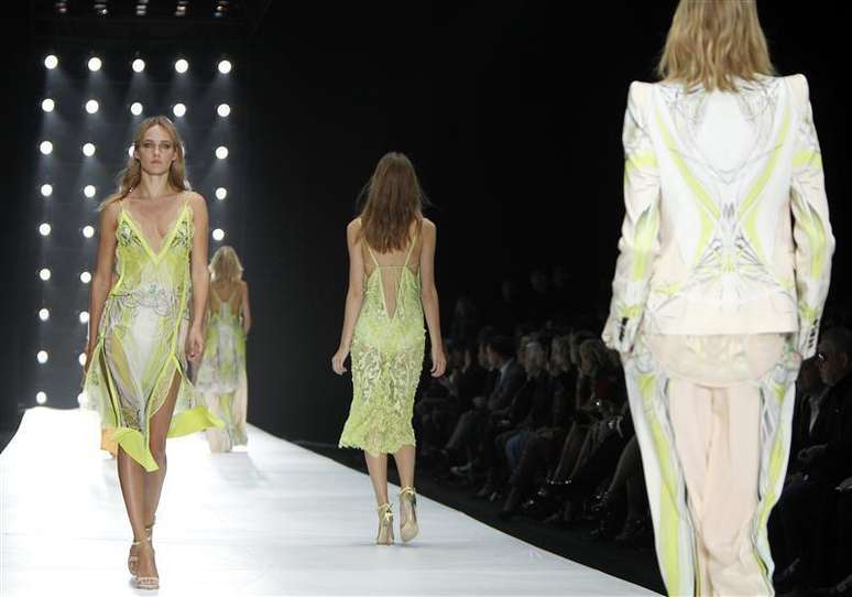 Modelo mostra criação de Roberto Cavalli da coleção Primavera/Verão 2013 na Semana de Moda de Milão, Itália. Os estilistas apresentaram vestidos leves e fluidos na Semana de Moda de Milão para a mulher econômica que busca um traje atemporal que vai durar mais de uma temporada nessa era da austeridade. 24/09/2012