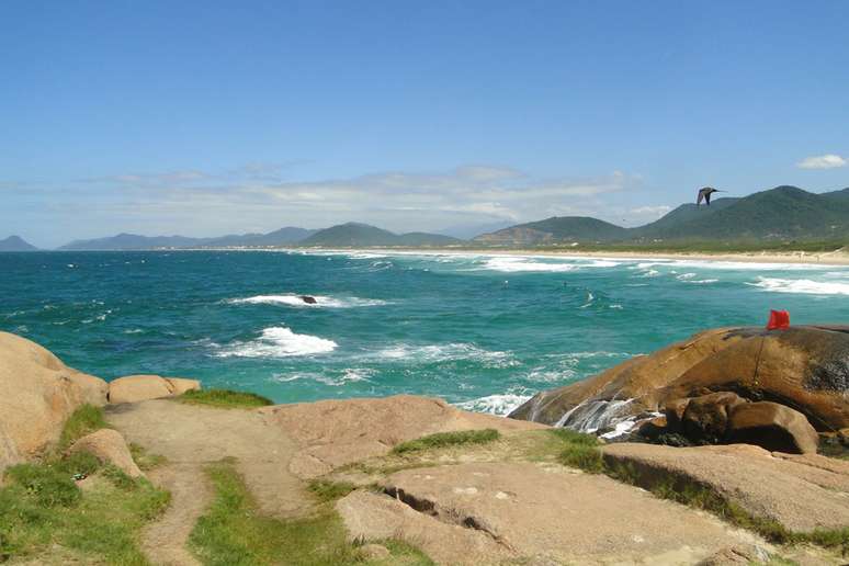 O mar agitado da praia de Joaquina, ideal para pegar ondas, chamou a atenção dos surfistas à região nos anos 70