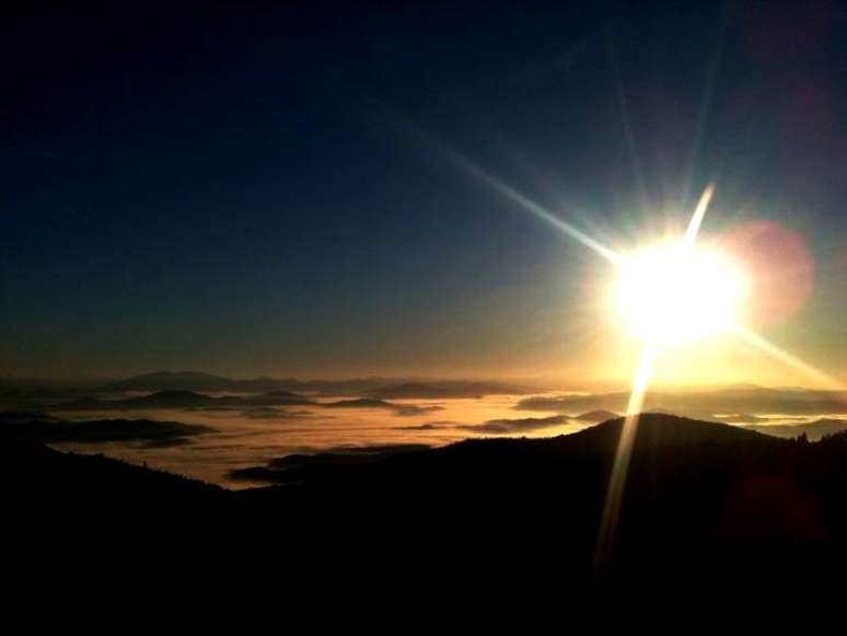 Nascer do sol visto da Pedra Grande, em Atibaia, no interior de São Paulo