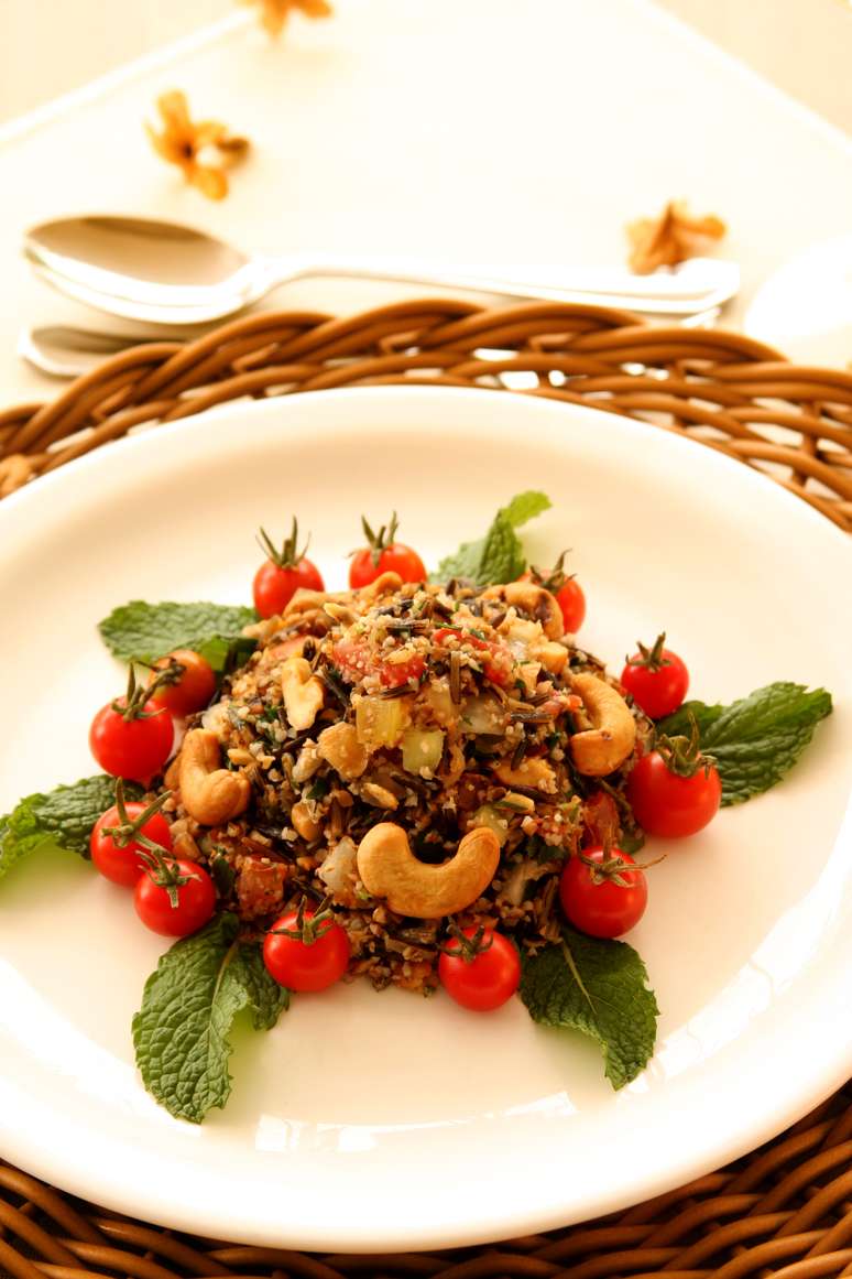 Tabule de arroz selvagem com castanha de cajuzinho do Cerrado 