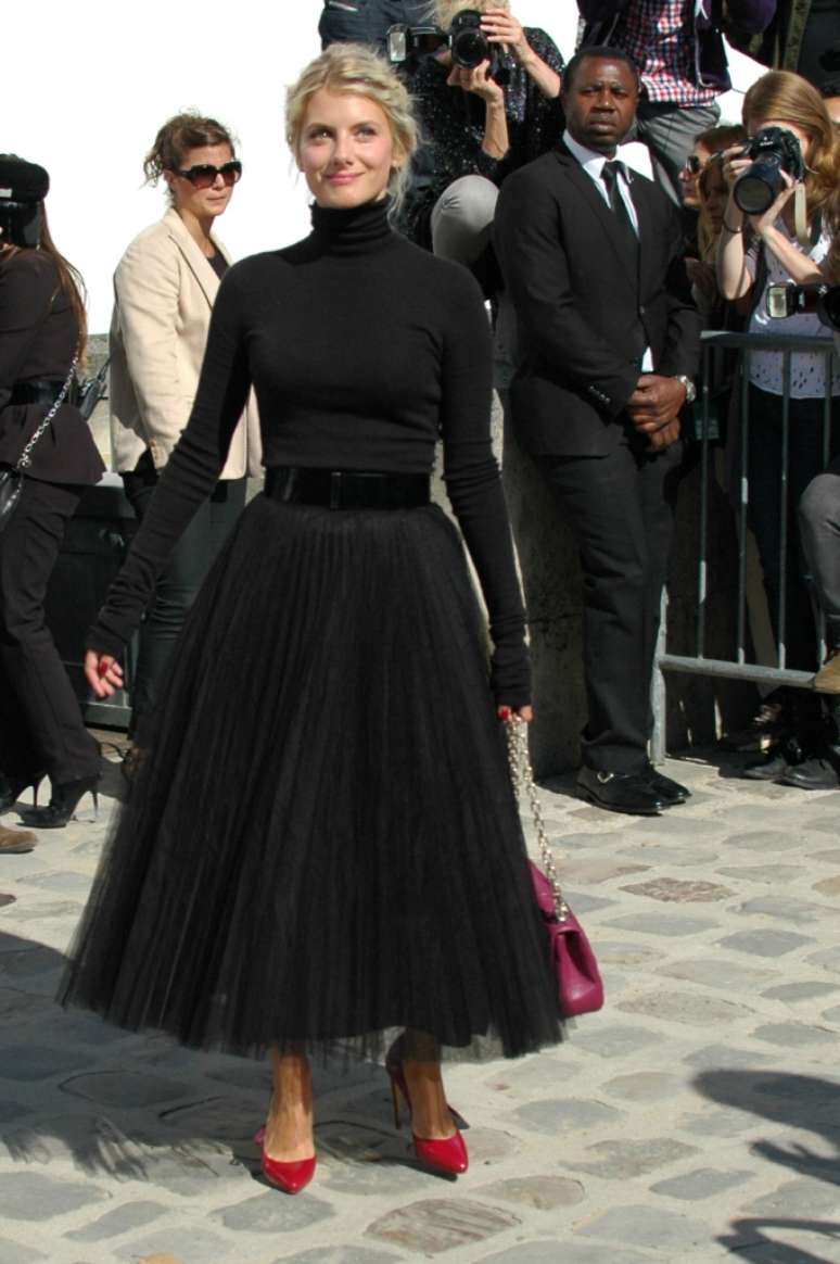 A atriz Mélanie Laurent usou um modelo Dior lembrando o clássico estilo New Look dos anos 1950