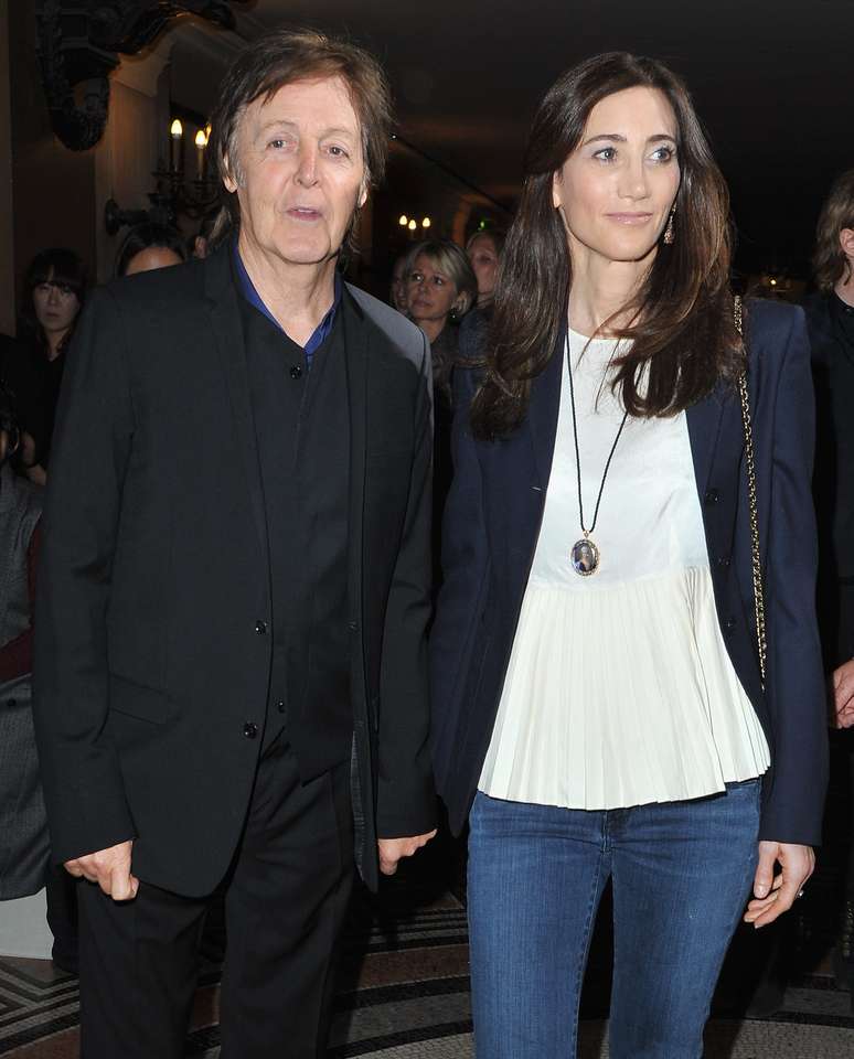 O músico Paul McCartney, pai de Stella, assistiu ao desfile ao lado de sua mulher Nancy Shevell