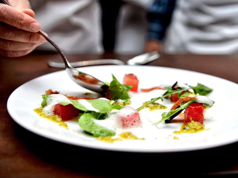 Durante o evento Armando Monterroso, chef executivo dos restaurantes do hotel New York Marriott Marquis, ensinou a fazer uma salada de rúcula com melancia, gelatina de vinagre balsâmico, espuma de parmesão e pesto de pistache